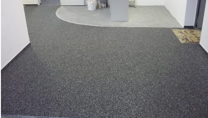 Fliesenverlegung in Küche mit präzisem Fugenbild - Referenzprojekt von Bartko Bauelemente in Ratingen