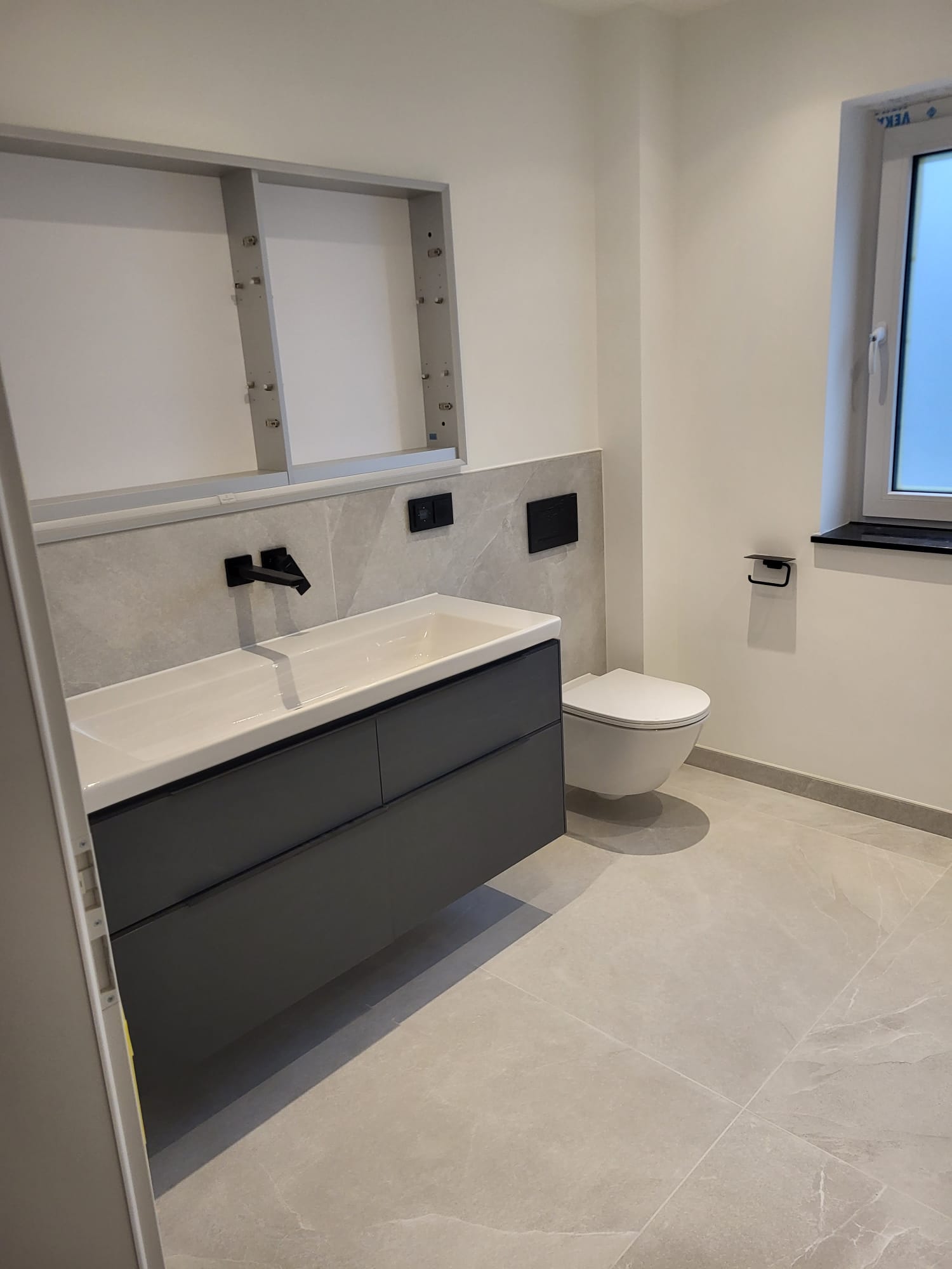 neu tapezierte Wand mit dezentem Muster - Referenzprojekt von Bartko Bauelemente in Ratingen