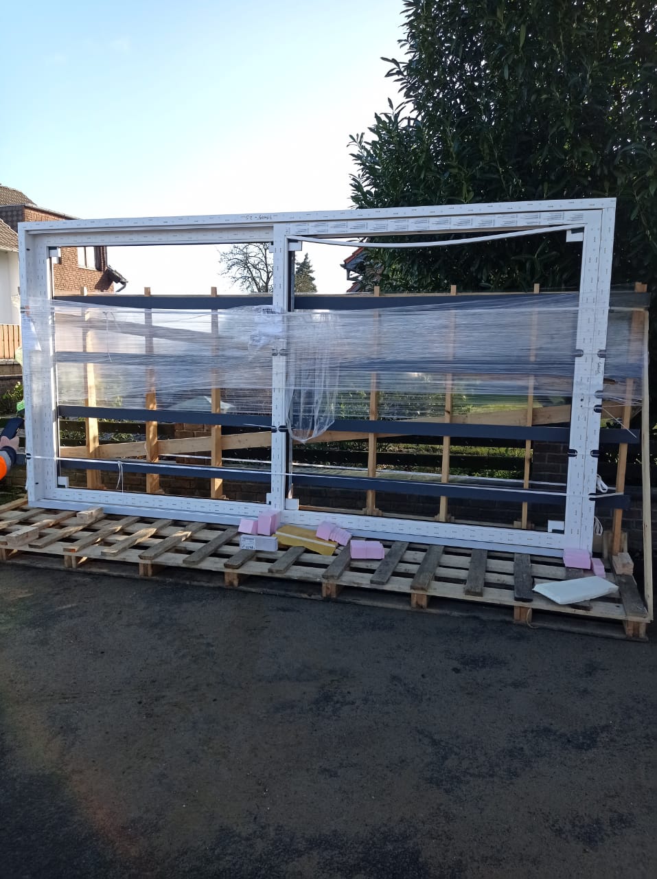 Fliesenverlegung in Küche mit präzisem Fugenbild - Referenzprojekt von Bartko Bauelemente in Ratingen